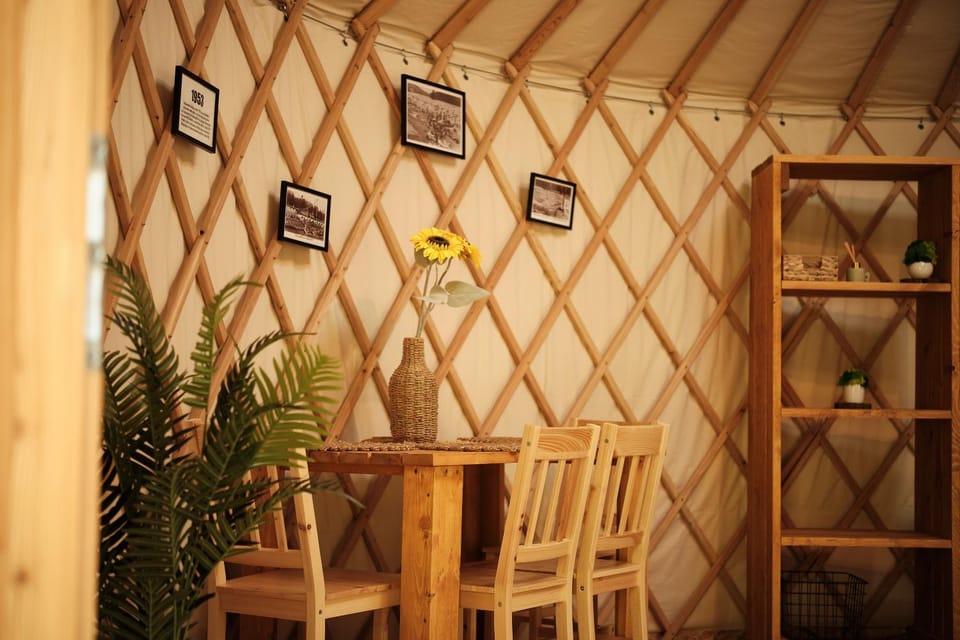 Seating area, Dining area