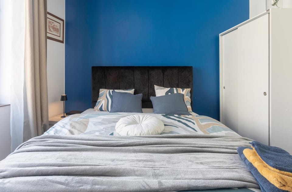 Bed, Bedroom, towels, wardrobe