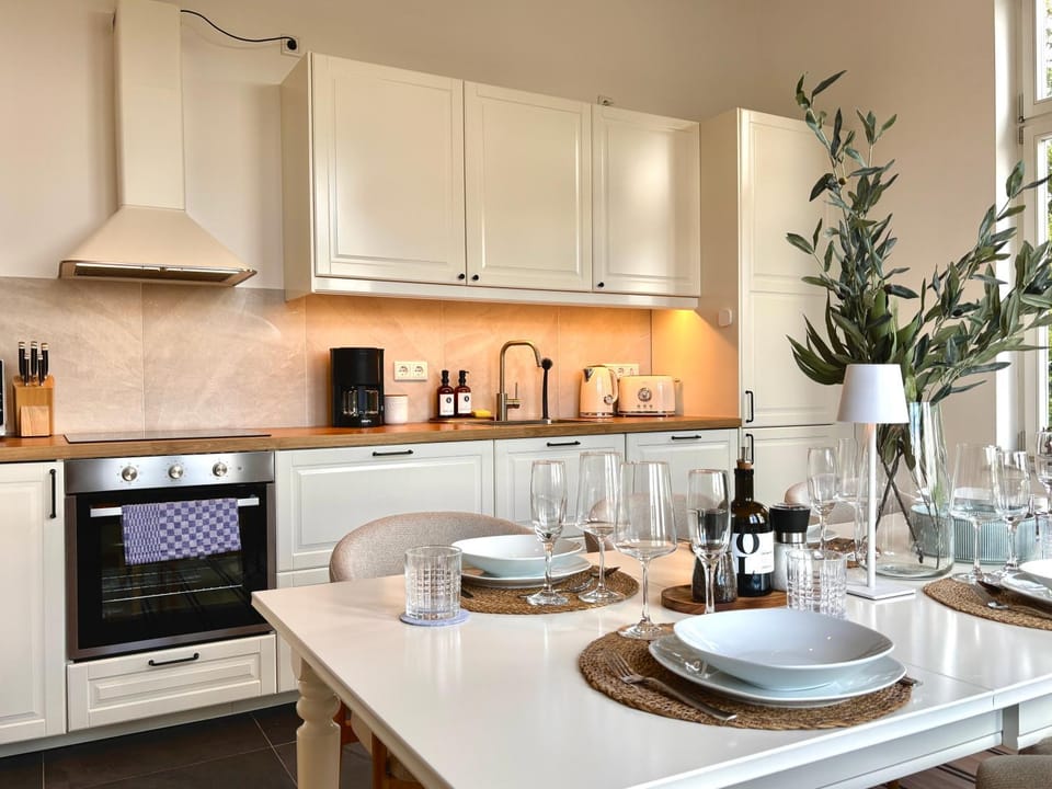 Coffee/tea facilities, Kitchen or kitchenette, Dining area, Food, dishwasher, stove, toaster