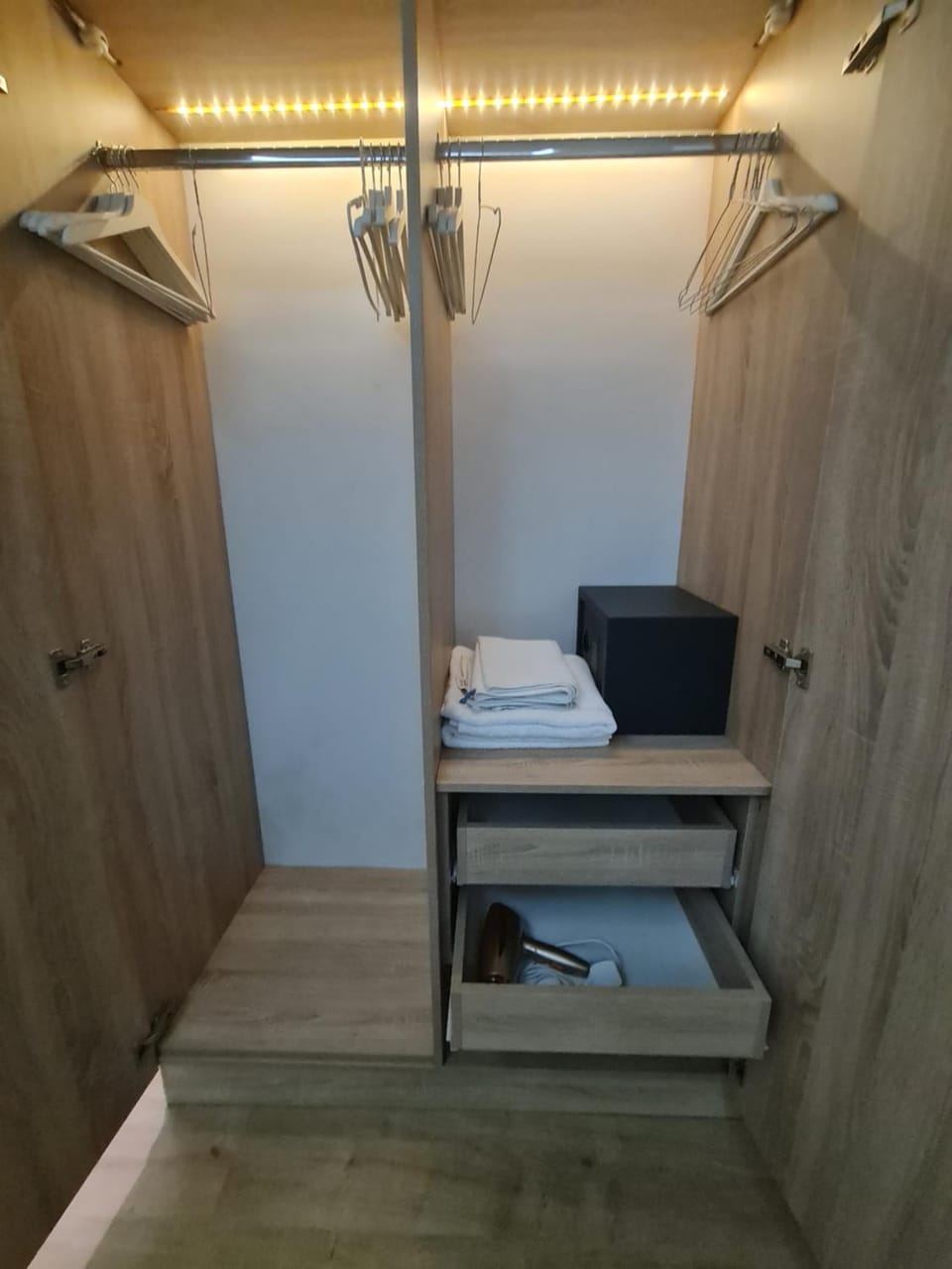 towels, wardrobe