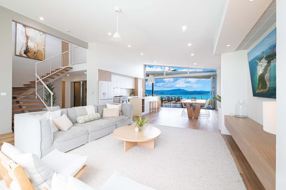 Coastal Haven Retreat - Luxe Airlie Beach Holiday Home House in Airlie Beach