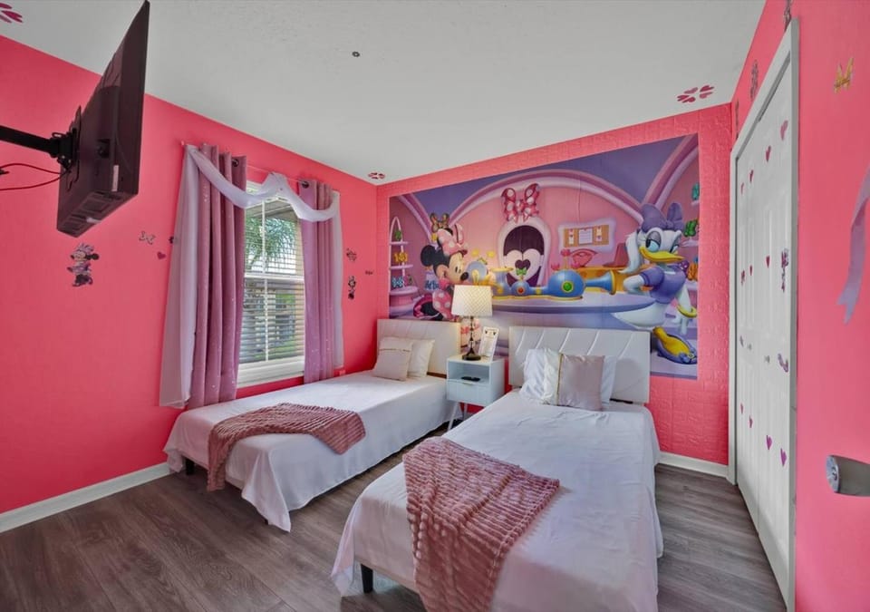 Bed, Photo of the whole room, Decorative detail, Bedroom, children, Family