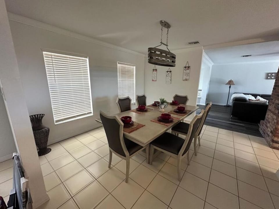 5 Bedrooms, 4 Bathrooms, Pool, Gym, Sleeps 16 Leesburg Retreat!!!! House in Leesburg