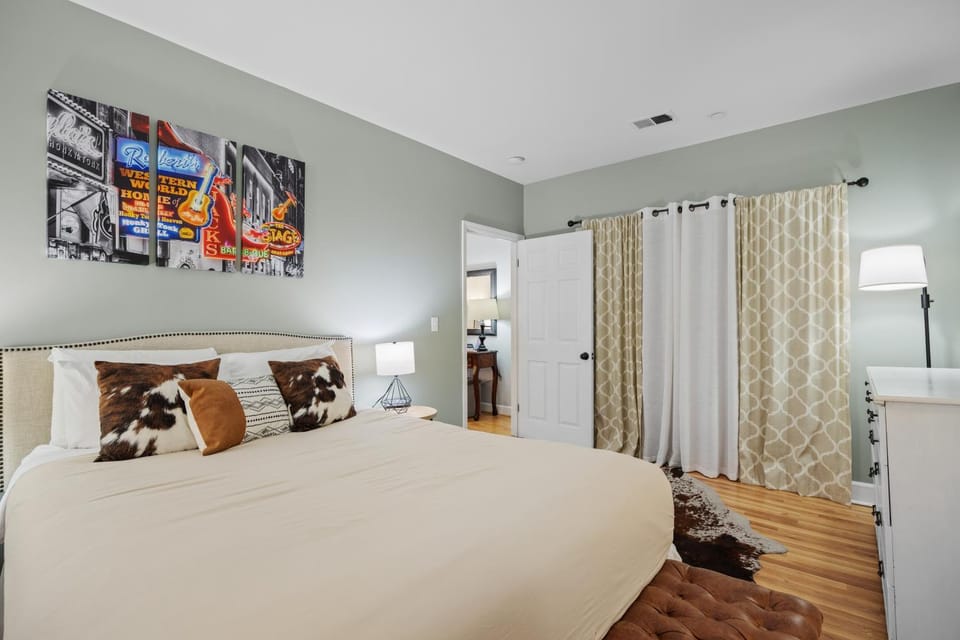Bed, Photo of the whole room, Decorative detail, Seating area, Bedroom