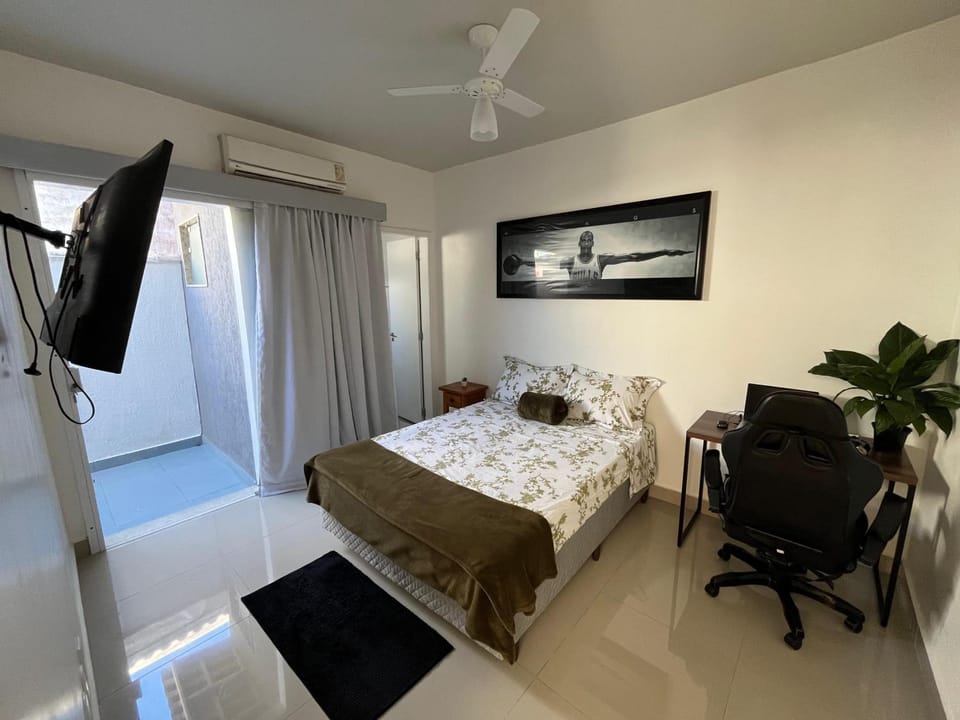 Bed, TV and multimedia, Photo of the whole room, Bedroom, towels, air conditioner
