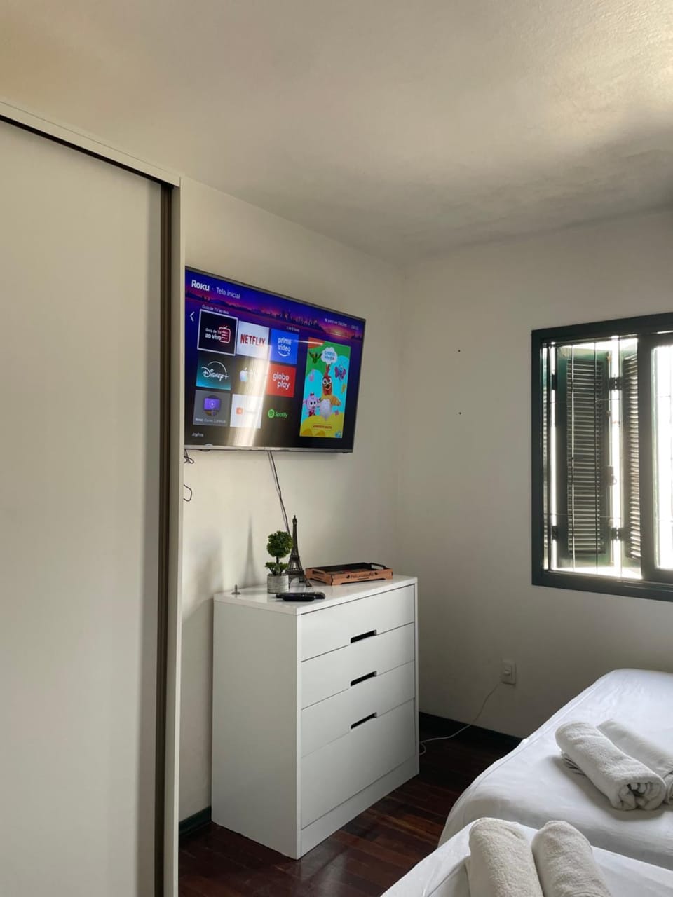 Bed, TV and multimedia, Bedroom