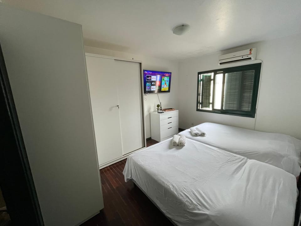 Bed, TV and multimedia, Photo of the whole room, Bedroom, air conditioner