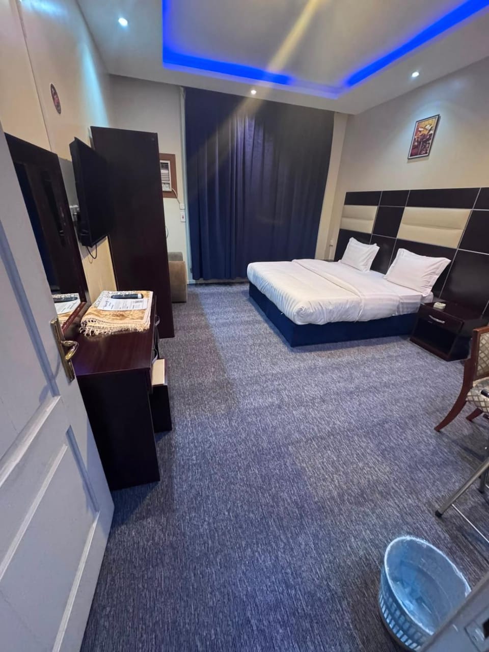 Photo of the whole room, Bedroom