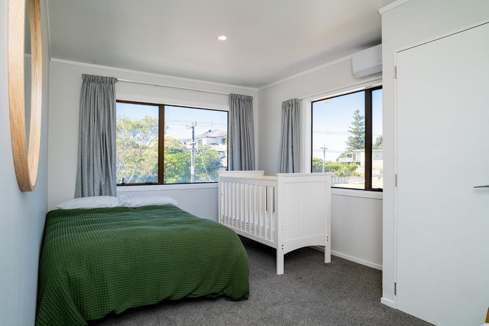 Photo of the whole room, Bedroom, cot