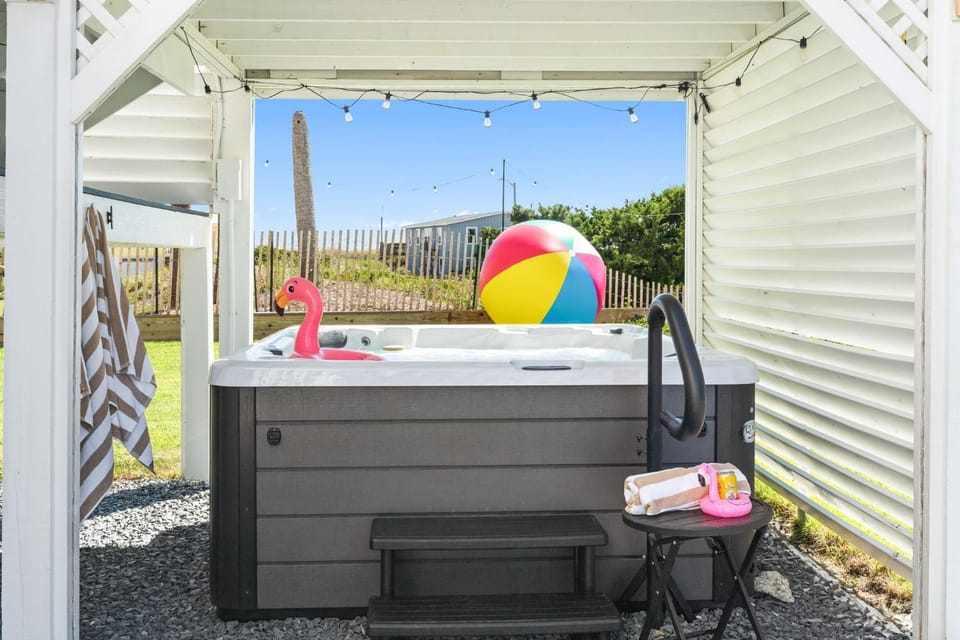 LayLow Oceanview House , Hot Tub, Arcade & Golf House in Oak Island
