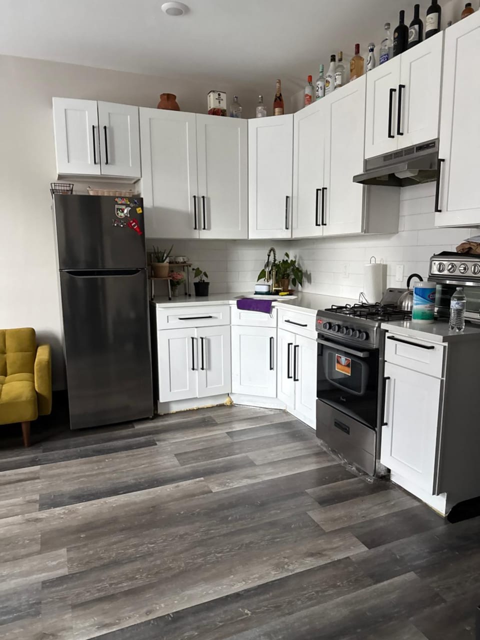 Kitchen or kitchenette, dishwasher, oven, stove