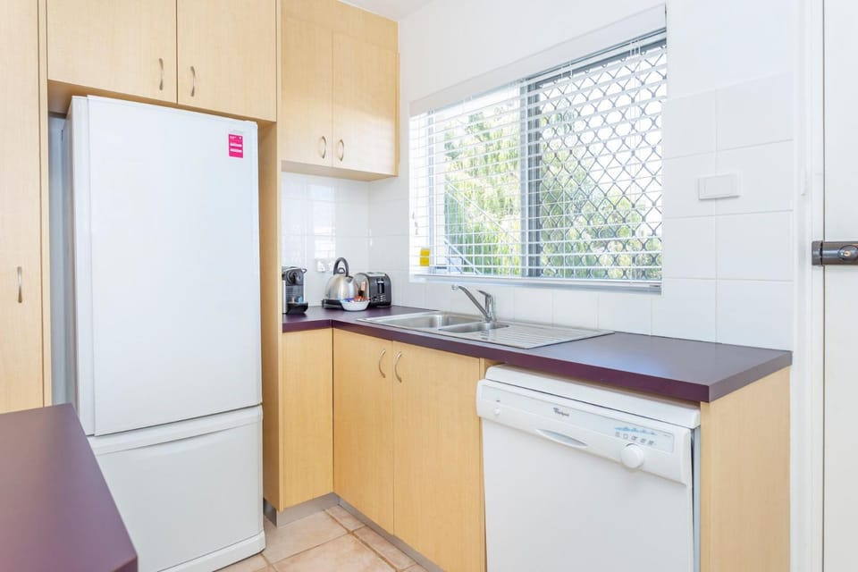 Kitchen or kitchenette, dishwasher