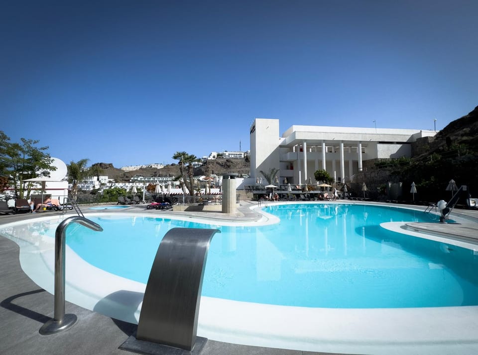 Swimming pool, sunbed