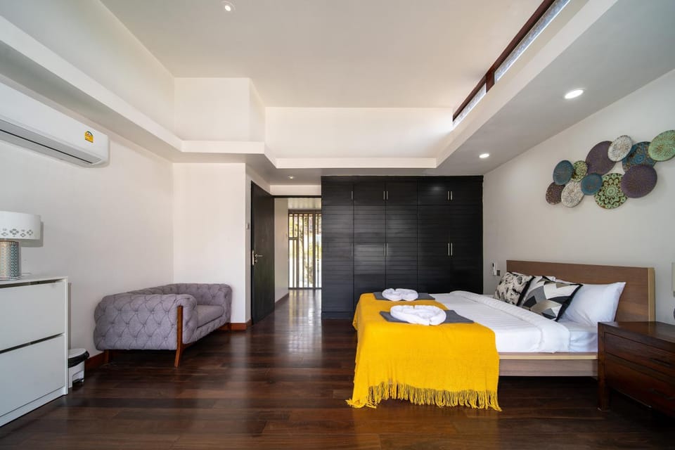 Bed, Living room, Photo of the whole room, Bedroom, towels