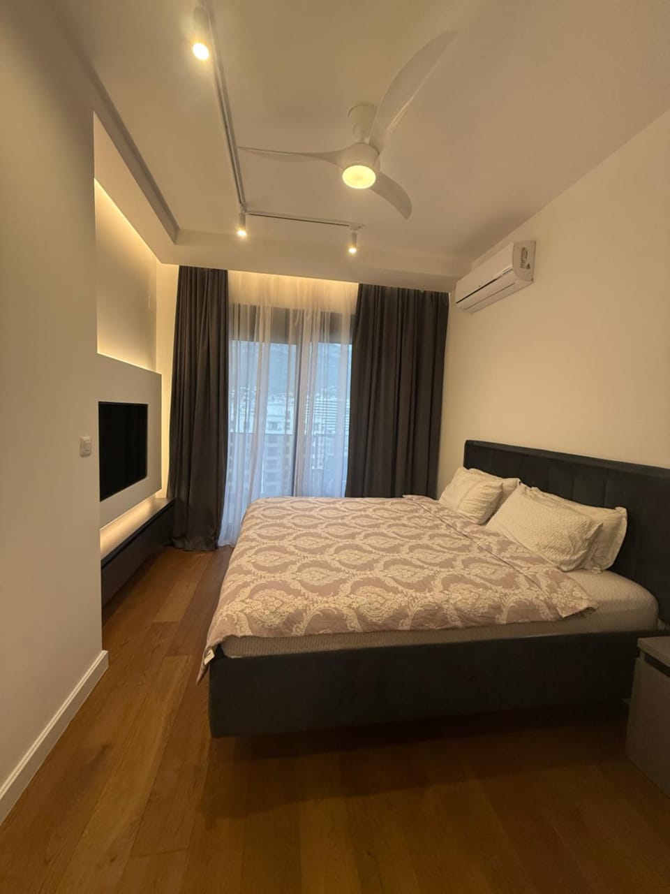 Bed, TV and multimedia, Photo of the whole room, Bedroom, air conditioner
