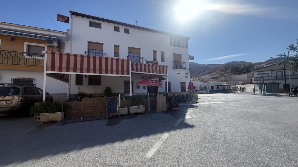 Property building, Day, Neighbourhood, Natural landscape, Mountain view, Street view, Location
