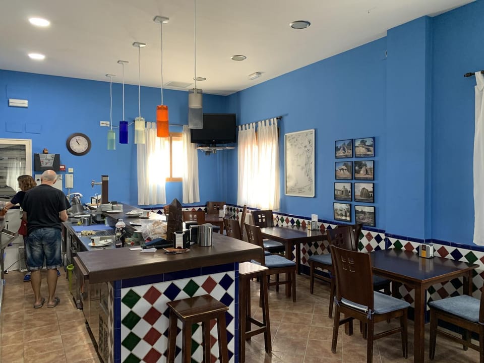 Restaurant/places to eat, TV and multimedia, Living room, Seating area
