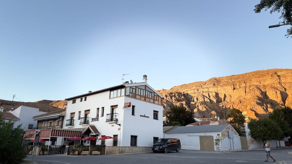 Property building, Day, Neighbourhood, Natural landscape, Mountain view, Street view, Location