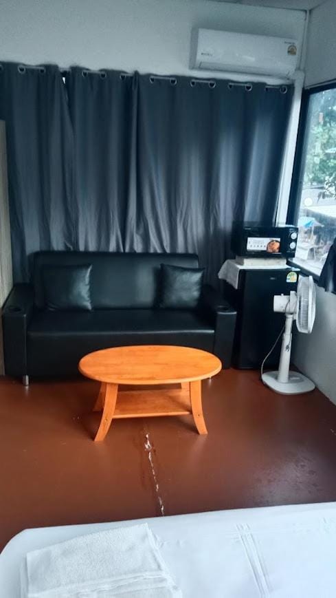Seating area, air conditioner
