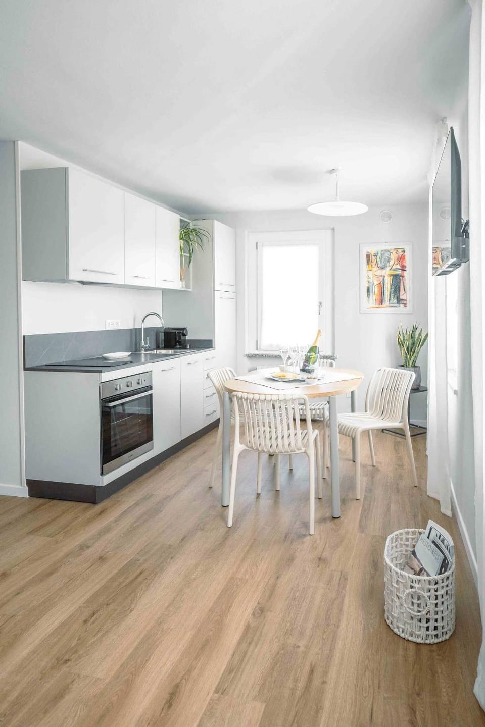 Kitchen or kitchenette, Dining area