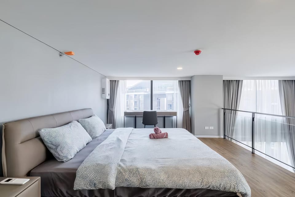 Bed, Photo of the whole room, Bedroom, towels
