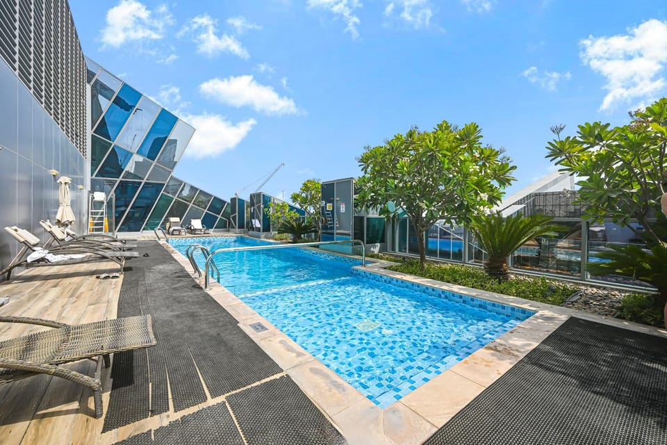 Property building, Day, Swimming pool, Swimming pool, sunbed