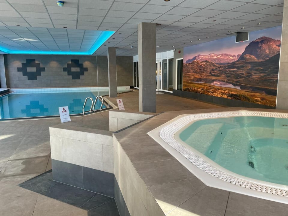 Hot Tub, Swimming pool