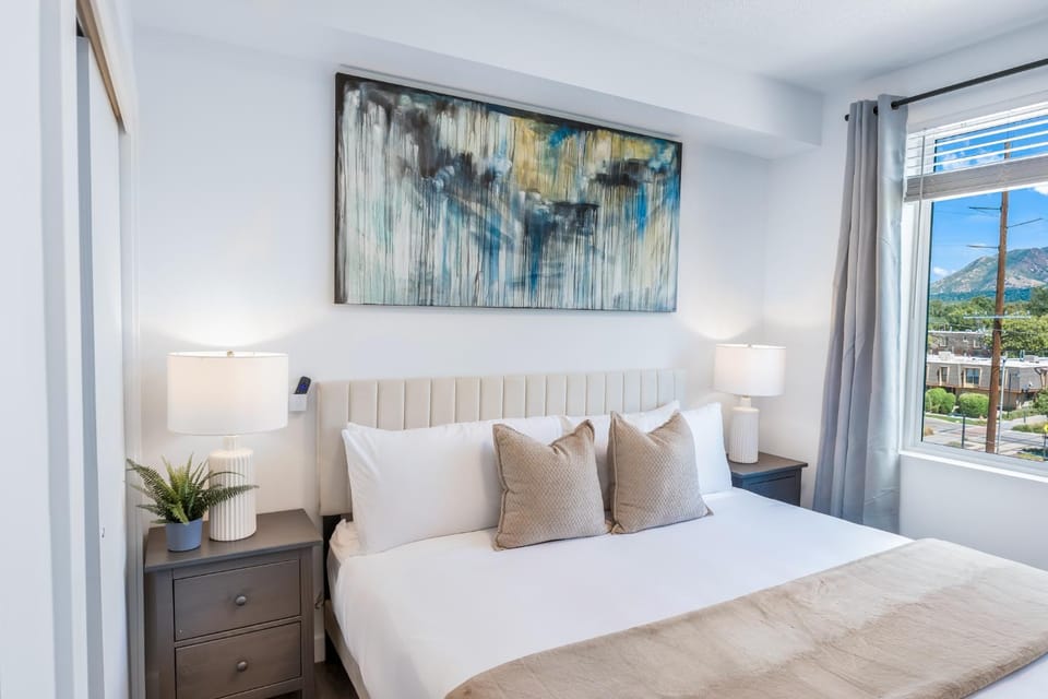 Bed, Bedroom, Mountain view
