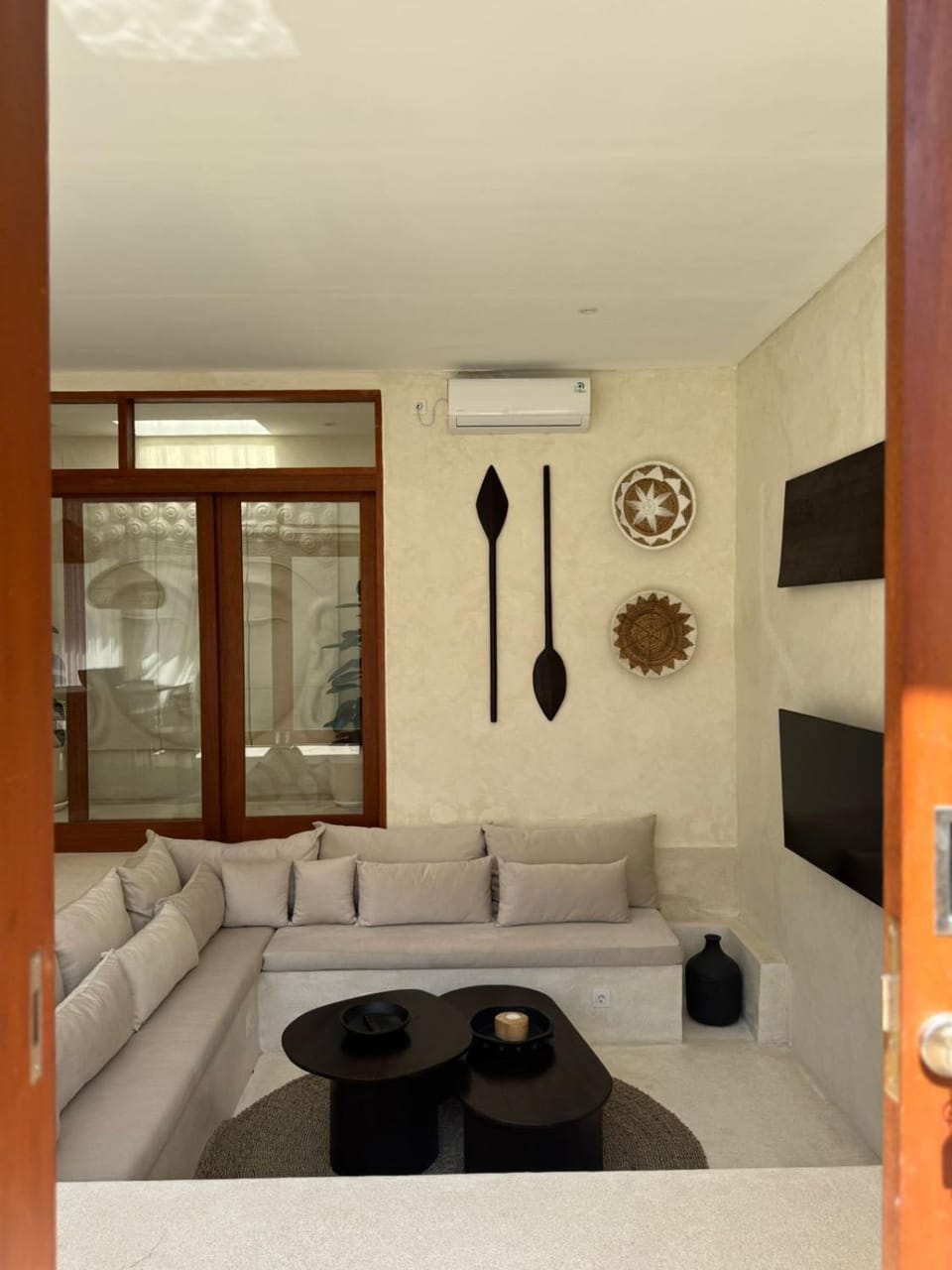 TV and multimedia, Living room, Seating area, air conditioner