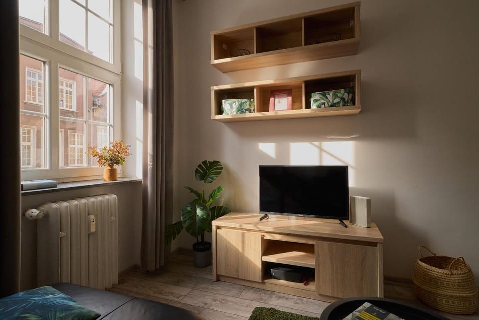 TV and multimedia, Living room, Seating area, Evening entertainment
