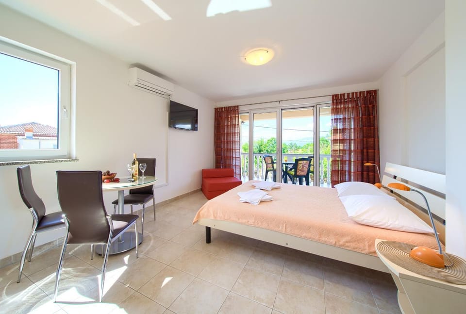 Bed, TV and multimedia, Dining area