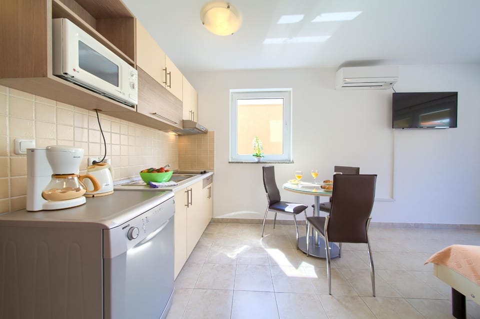 TV and multimedia, Kitchen or kitchenette, Dining area, stove, air conditioner