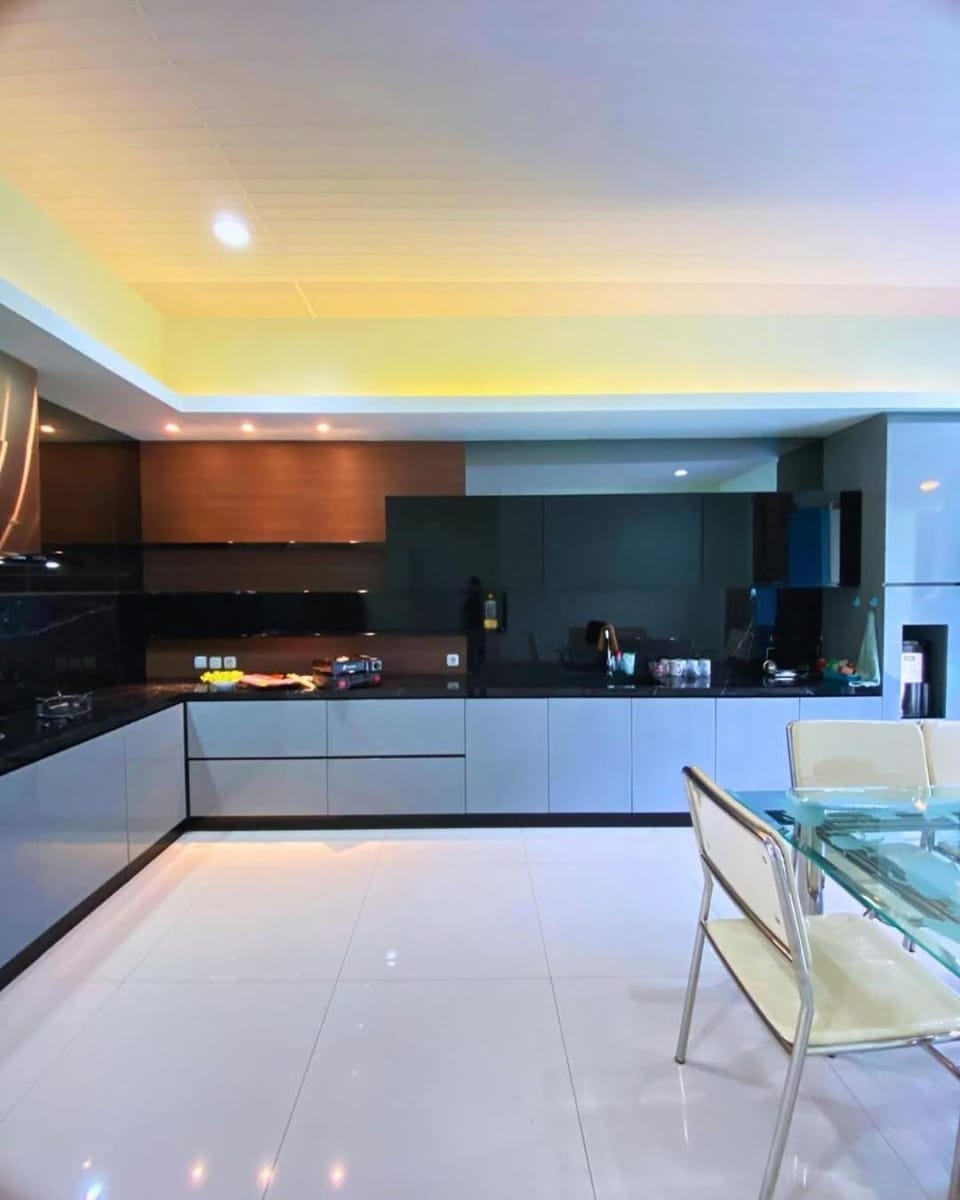 Kitchen or kitchenette, minibar