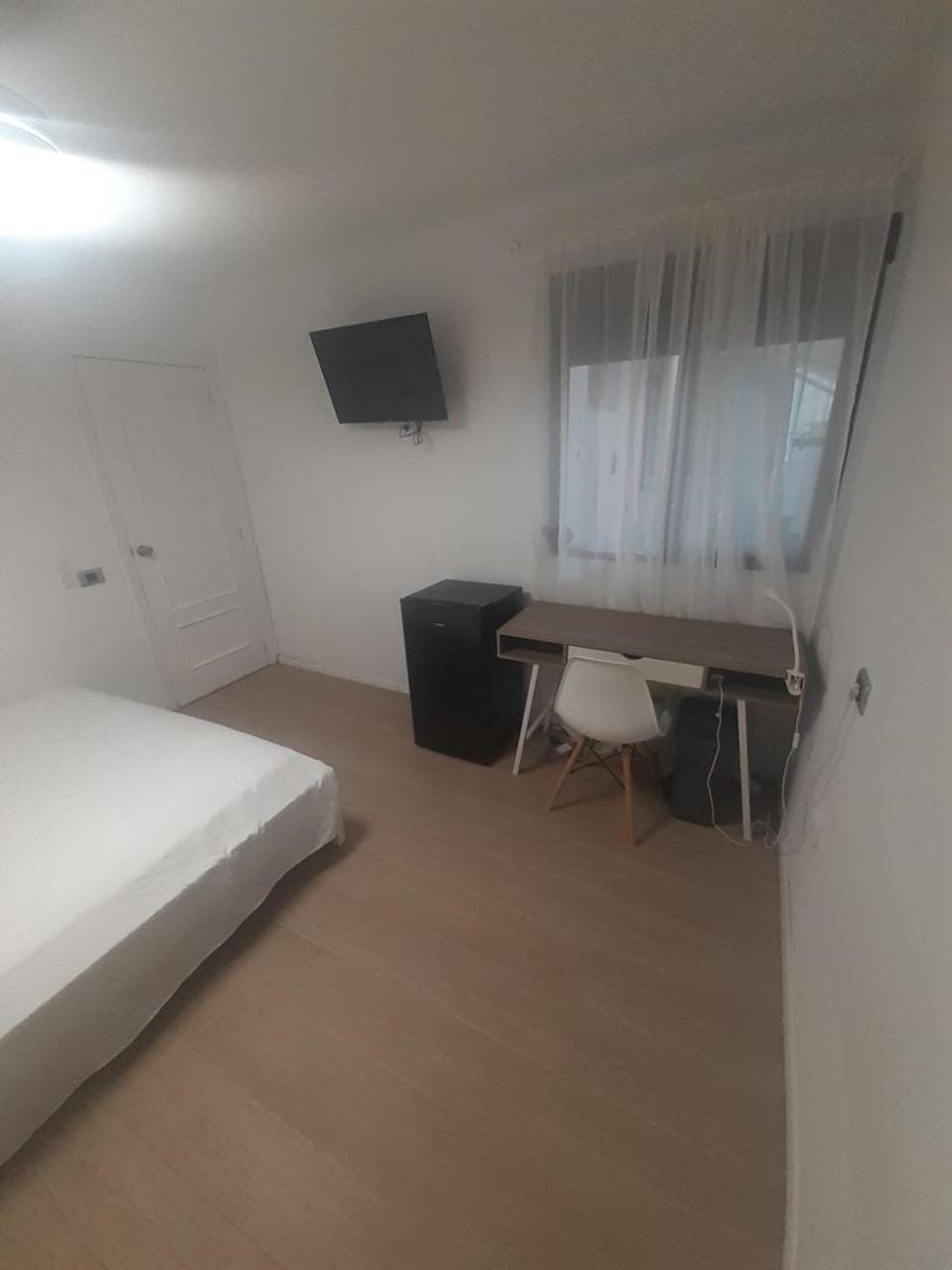 Bed, TV and multimedia, Bedroom