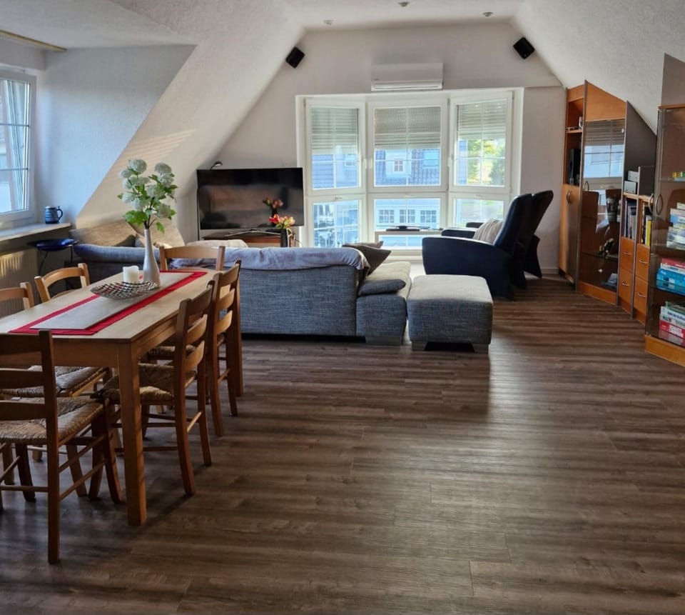 TV and multimedia, Seating area, Dining area