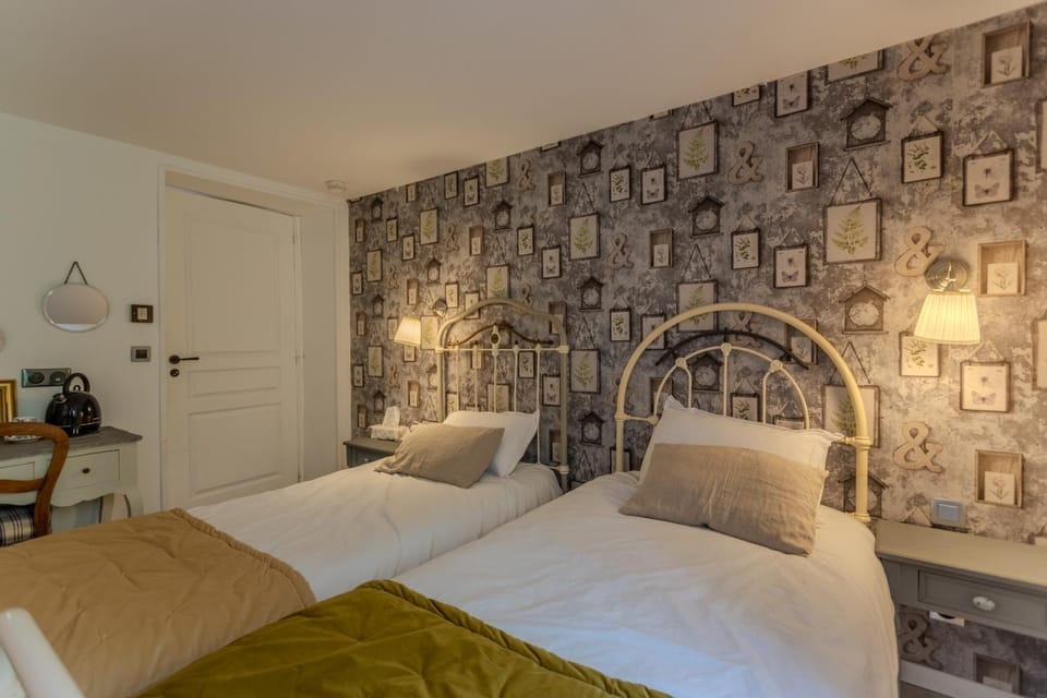 Property building, Living room, Bedroom