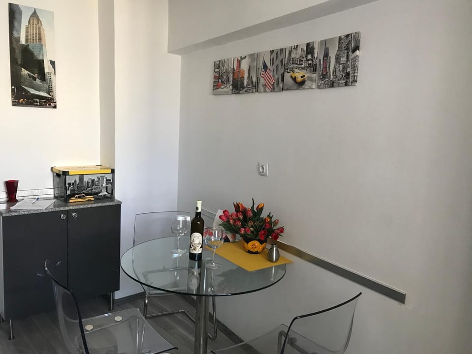 Kitchen or kitchenette, Seating area, Dining area