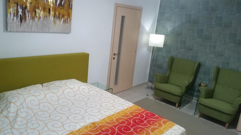 Bed, Living room, Photo of the whole room, Seating area, Bedroom