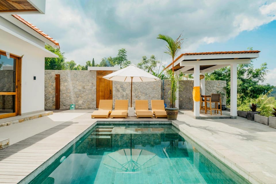 Swimming pool, sunbed