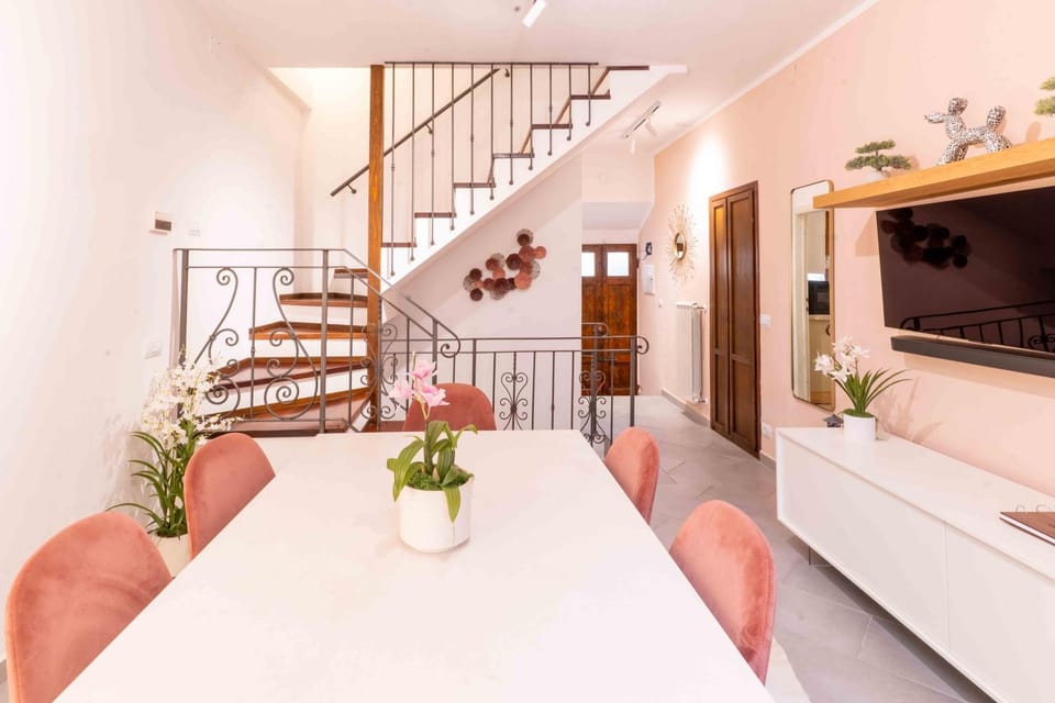 Communal lounge/ TV room, TV and multimedia, Living room, Seating area, Dining area
