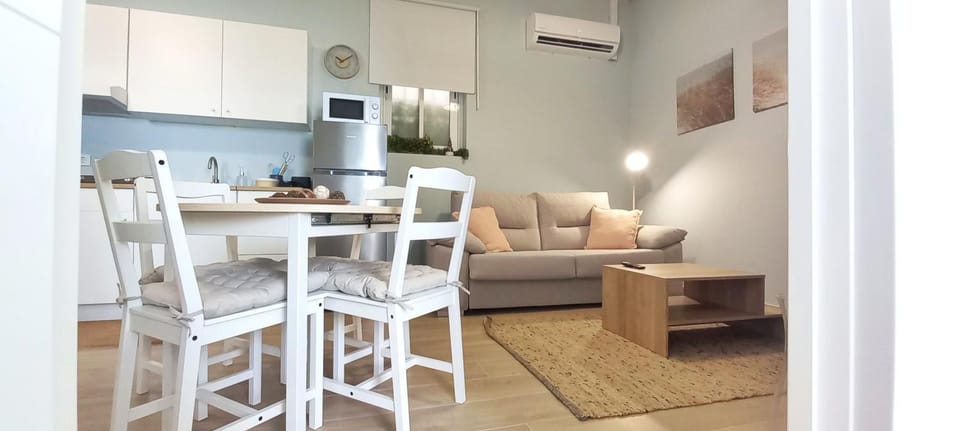 Kitchen or kitchenette, Living room, Seating area, Dining area, air conditioner