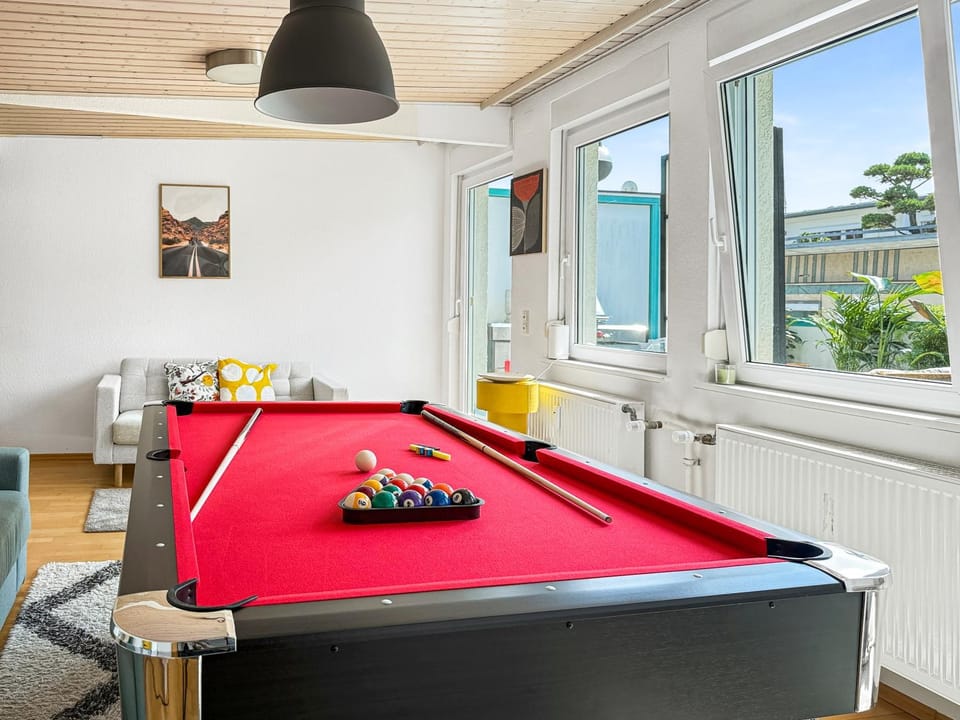 Billiard, Game Room