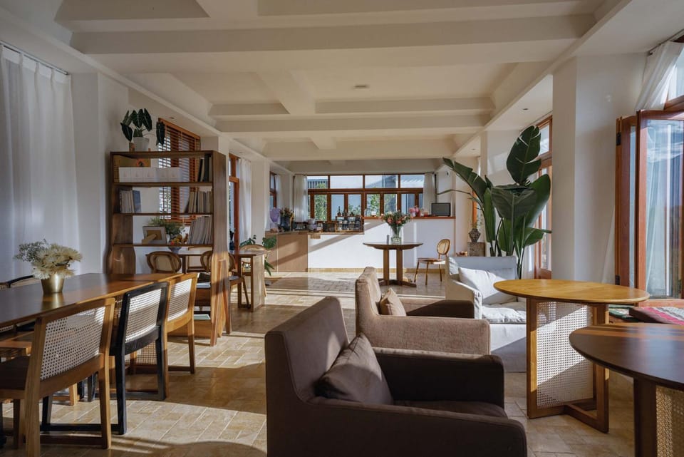 Restaurant/places to eat, Living room, Seating area