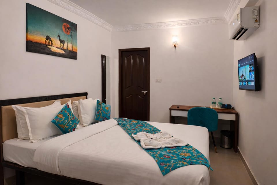 Bed, TV and multimedia, Photo of the whole room, Bedroom, towels, air conditioner
