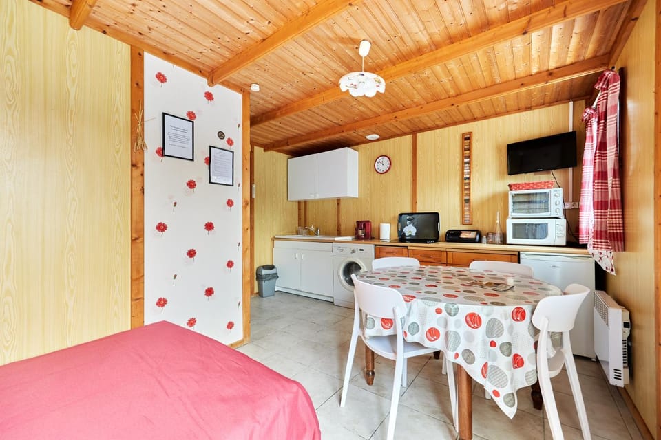 Kitchen or kitchenette, Other, Dining area