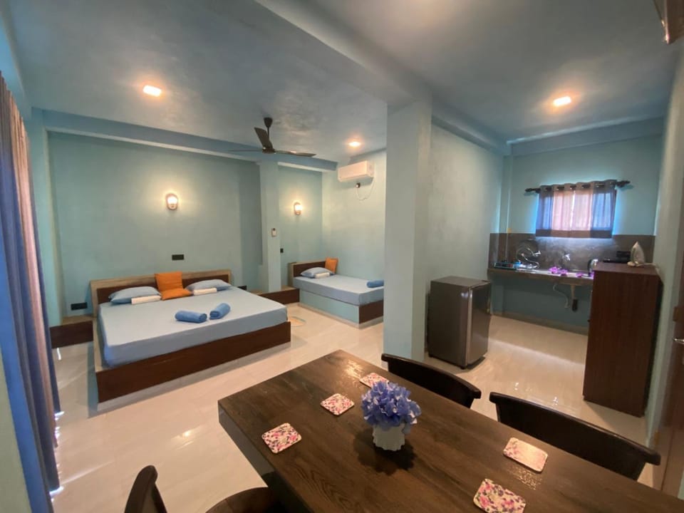 Bed, TV and multimedia, Living room, Photo of the whole room, Seating area, Bedroom, towels, kitchen, air conditioner