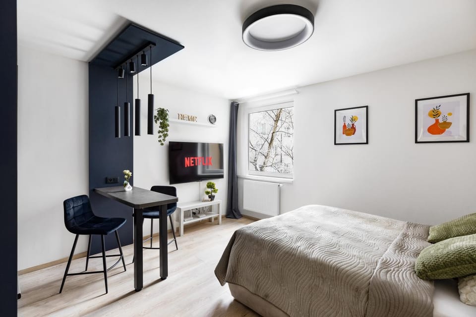 Bed, TV and multimedia, Living room, Seating area