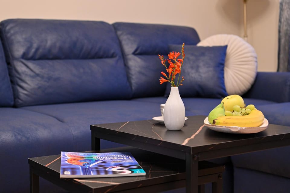 Living room, Food and drinks, Seating area