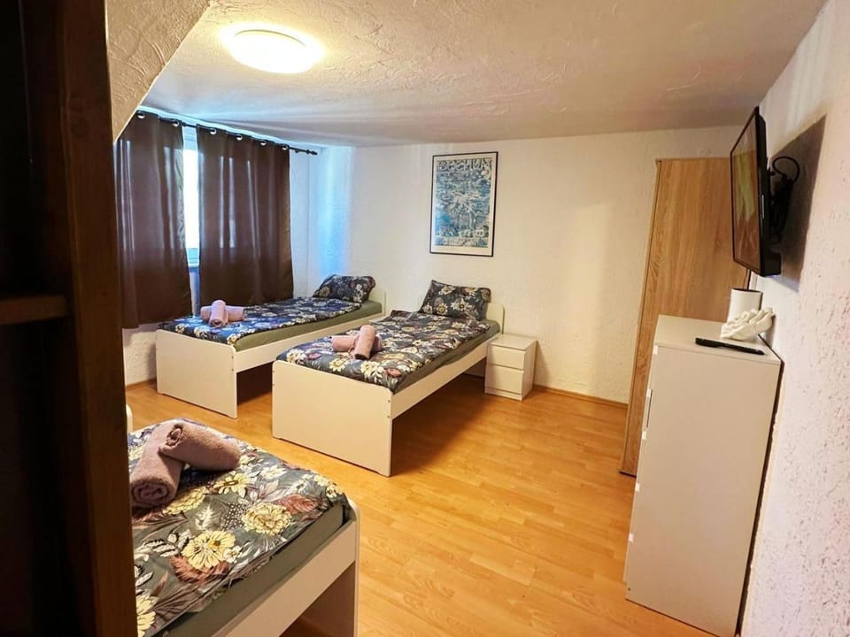 Bed, TV and multimedia, Bedroom