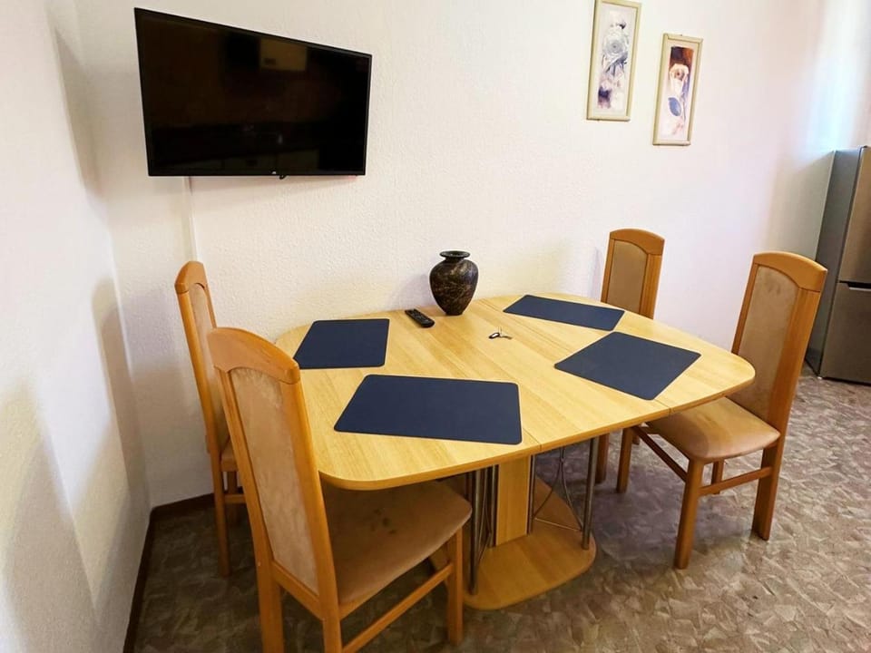 TV and multimedia, Seating area, Dining area